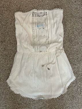 CUTE WHITE BEACH ROMPER SIZE SMALL
WHITE